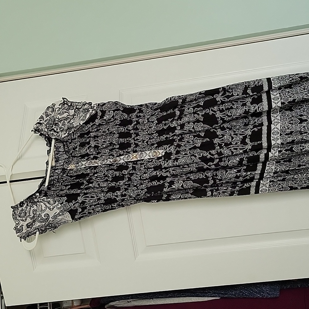 Black and white dress. Short sleeve.